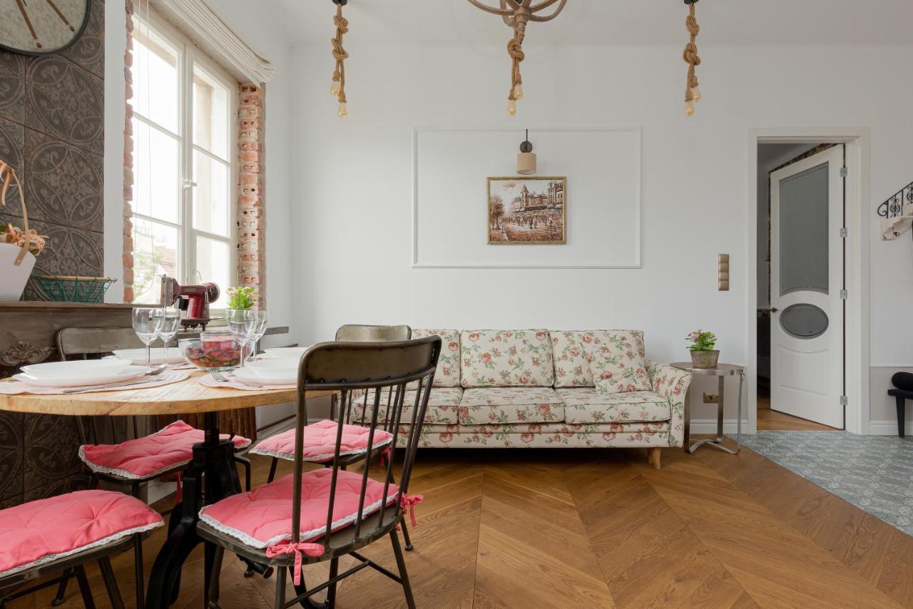 On The Square By Renters Apartmán *