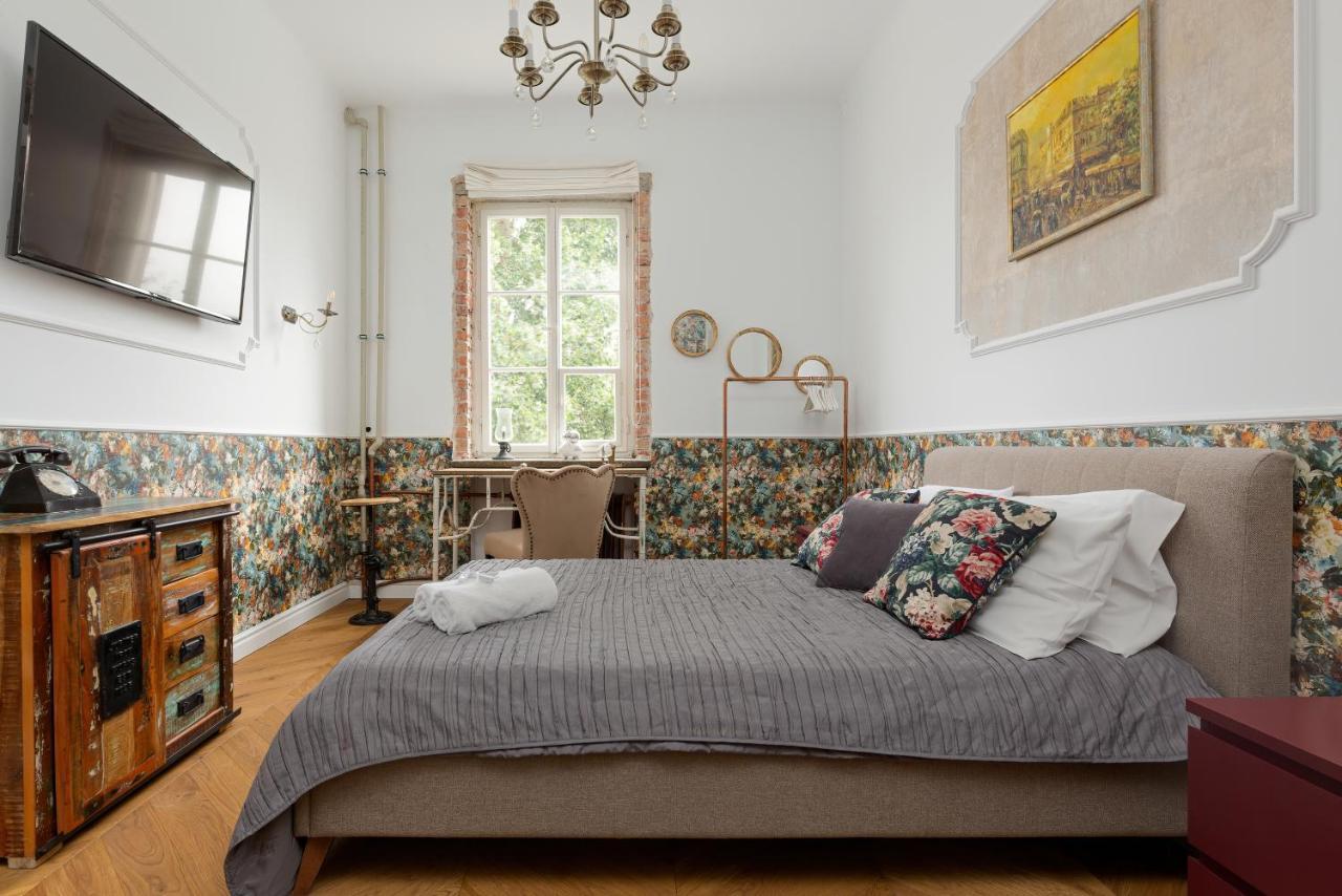 On The Square By Renters Apartmán *